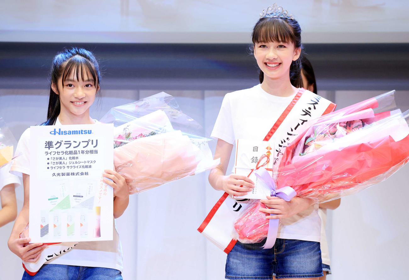 2024ミスティーンジャパン決勝大会でグランプリに輝いたコバルチク花理愛さん（右）と準グランプリの千原愛菜さん（撮影・浅見桂子）