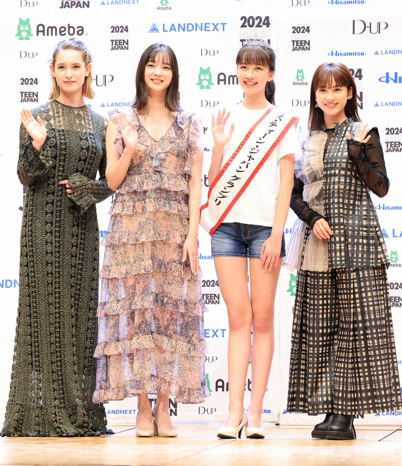 2024ミスティーンジャパン決勝大会でグランプリに輝いたコバルチク花理愛さん（右から2人目）は、左からトラウデン直美、新川優愛、1人おいて平祐奈と笑顔で手を振る（撮影・浅見桂子）