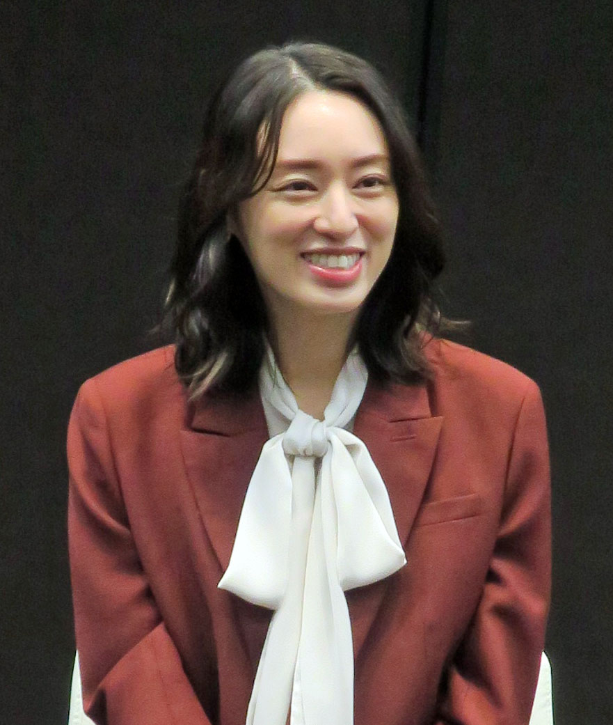 ロングヘアを25センチ切り、テレビ東京系ドラマ「けむたい姉とずるい妹」記者会見に登場した栗山千明