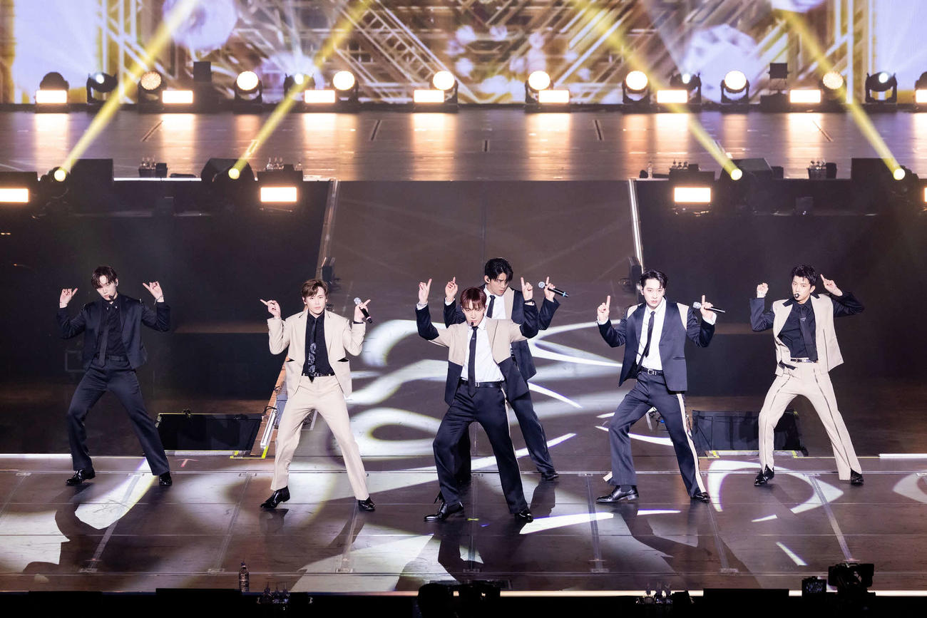 7年ぶりの来日コンサートを開催した2PM。左からジュノ、ニックン、ジュンケイ、テギョン、チャンソン、ウヨン