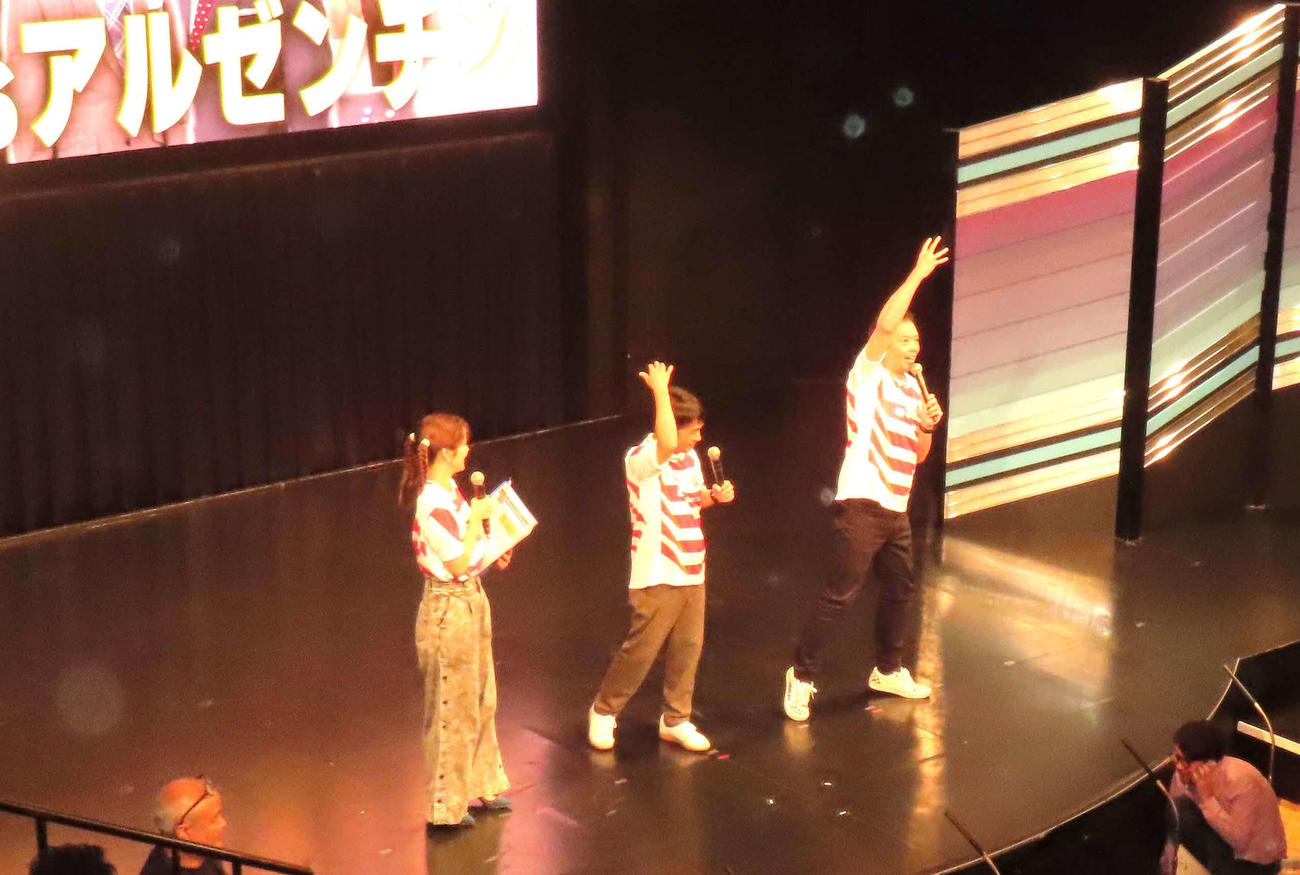 「ラグビーワールドカップ2023フランス大会」日本対アルゼンチン戦のパブリックビューイングイベント会場を盛り上げる、左から久代萌美アナウンサー、中川家の剛、礼二