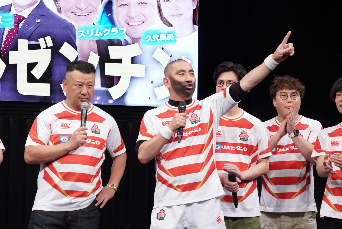 リーチ・マイケルのものまねをするレイザーラモンRG（中央）。左はケンドーコバヤシ（C)吉本興業