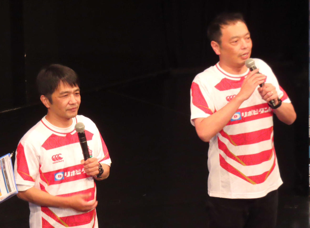 「ラグビーワールドカップ2023フランス大会」日本対アルゼンチン戦のパブリックビューイングイベントに出席した、中川家の剛（左）と礼二