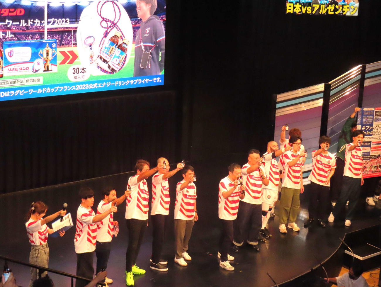 「ラグビーワールドカップ2023フランス大会」日本対アルゼンチン戦のパブリックビューイングイベントを盛り上げる吉本の芸人たちと久代萌美アナウンサー（左端）。中央は音頭をとる中川家礼二