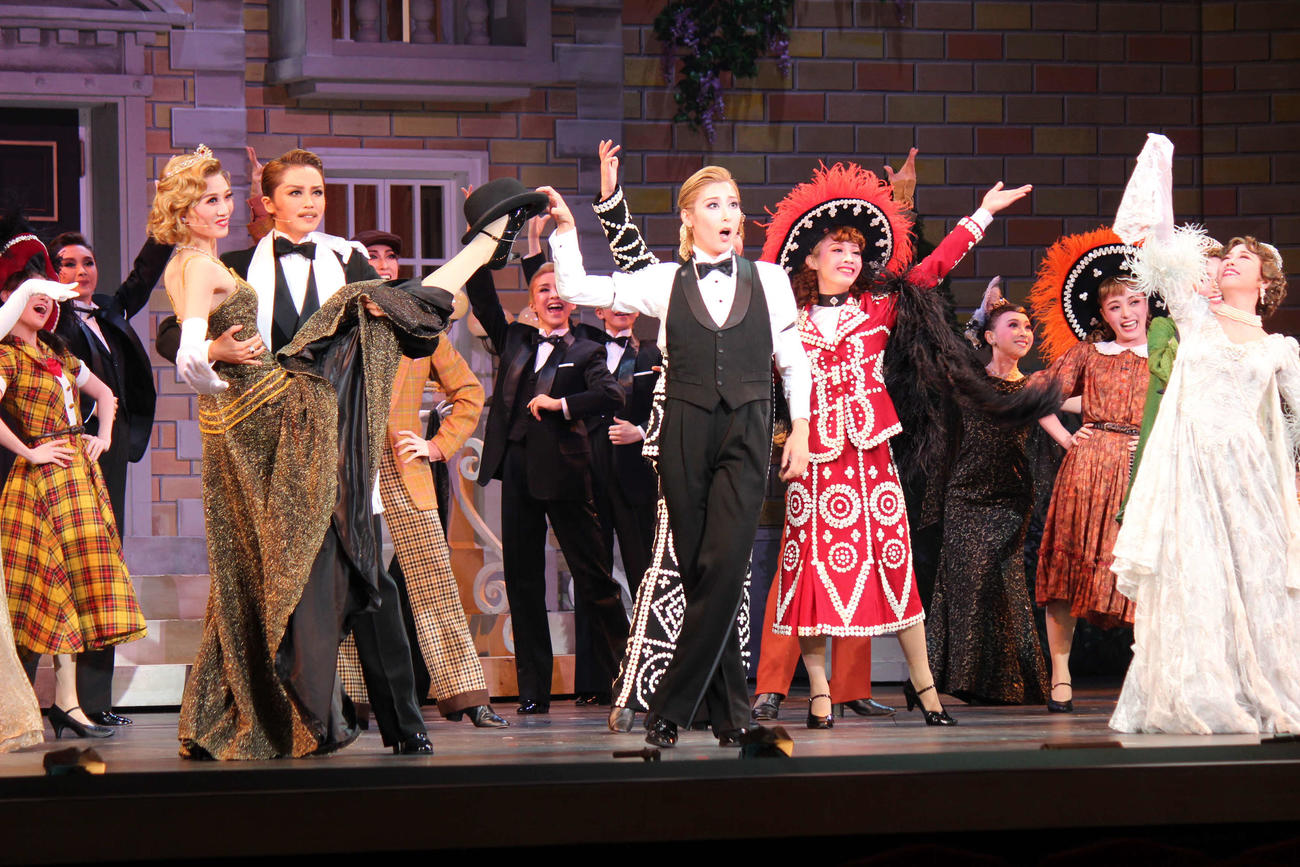 ビル役で主演した水美舞斗（中央）と、ジョン卿にふんした星組スター暁千星（左から2人目）が役代わり主演。左端は女役のジャッキーを演じる星組スター極美慎（撮影・村上久美子）
