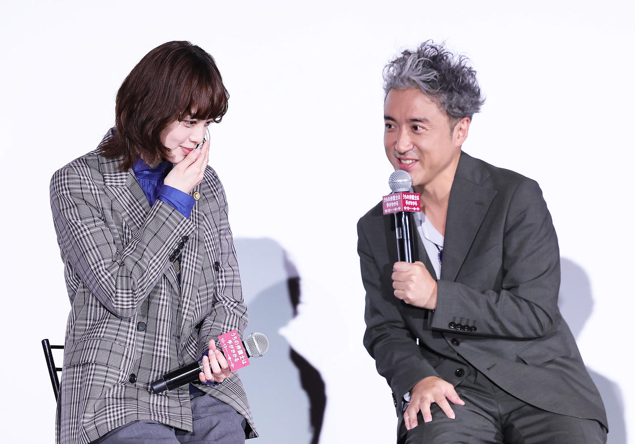 笑顔で撮影エピソードを話すムロツヨシ（右）と平手友梨奈（撮影・足立雅史）