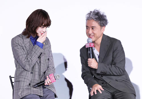 笑顔で撮影エピソードを話すムロツヨシ（右）と平手友梨奈（撮影・足立雅史）