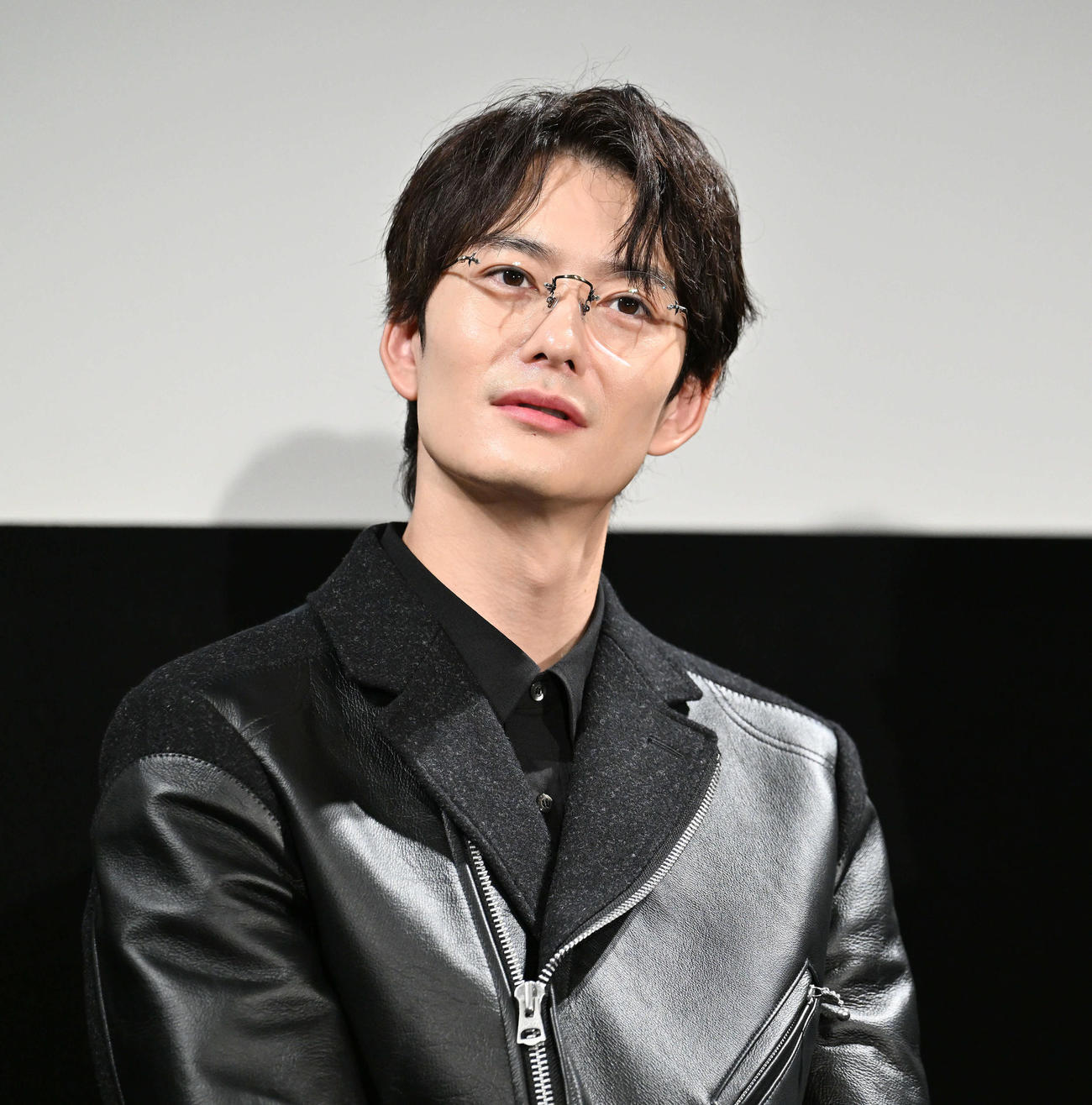 外国人の観客の質問を聞く岡田将生（撮影・滝沢徹郎）