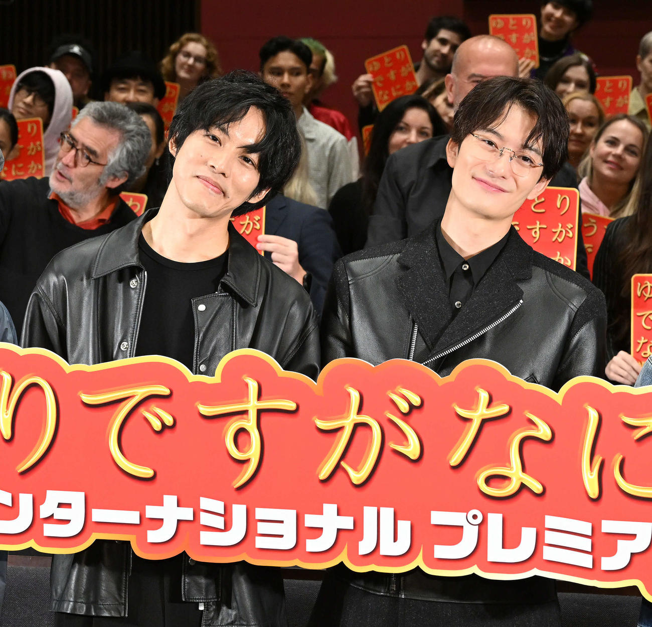 外国人の観客をバックに記念撮影する松坂桃李（左）と岡田将生（撮影・滝沢徹郎）