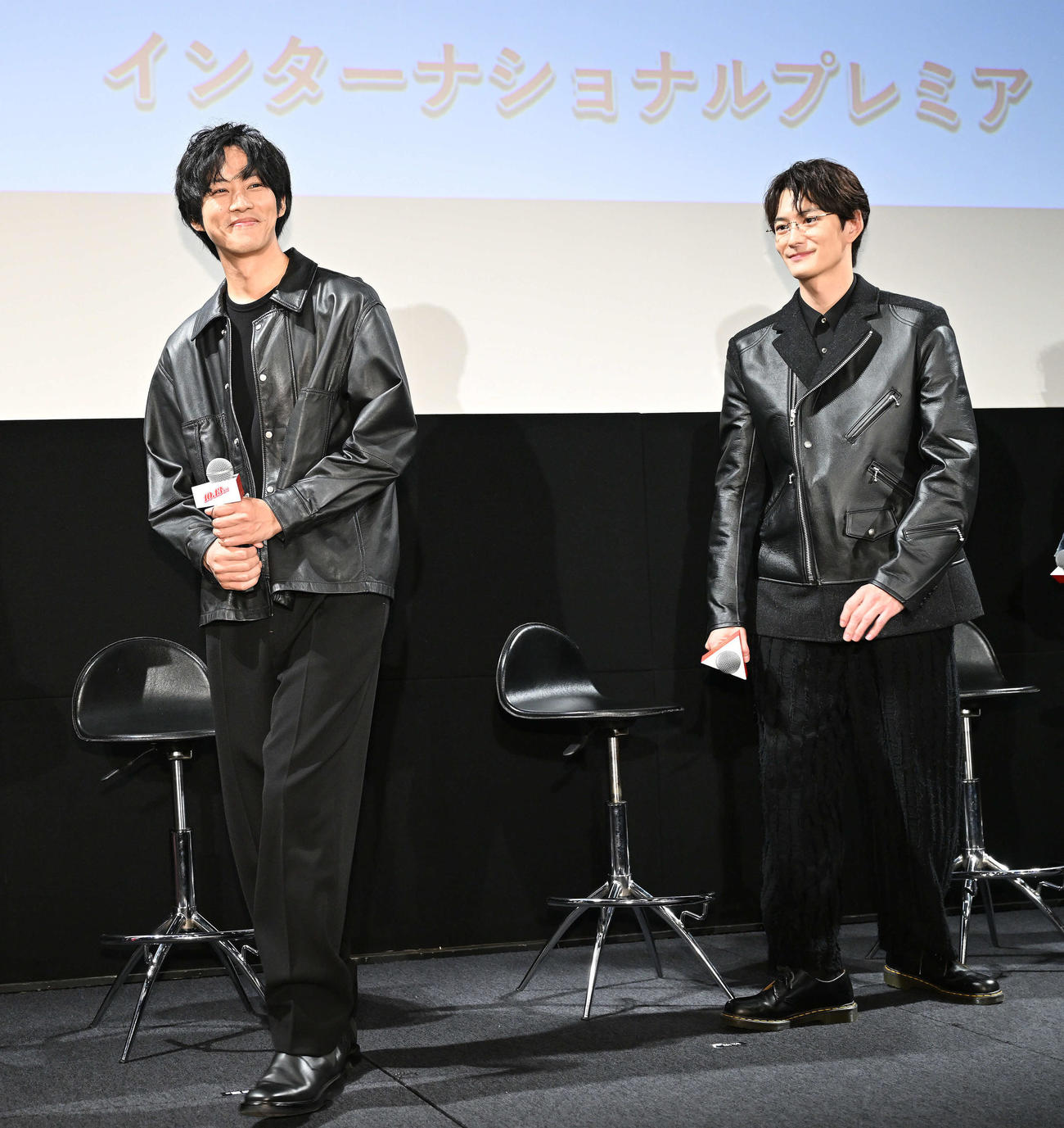 降壇する松坂桃李（左）と岡田将生（撮影・滝沢徹郎）