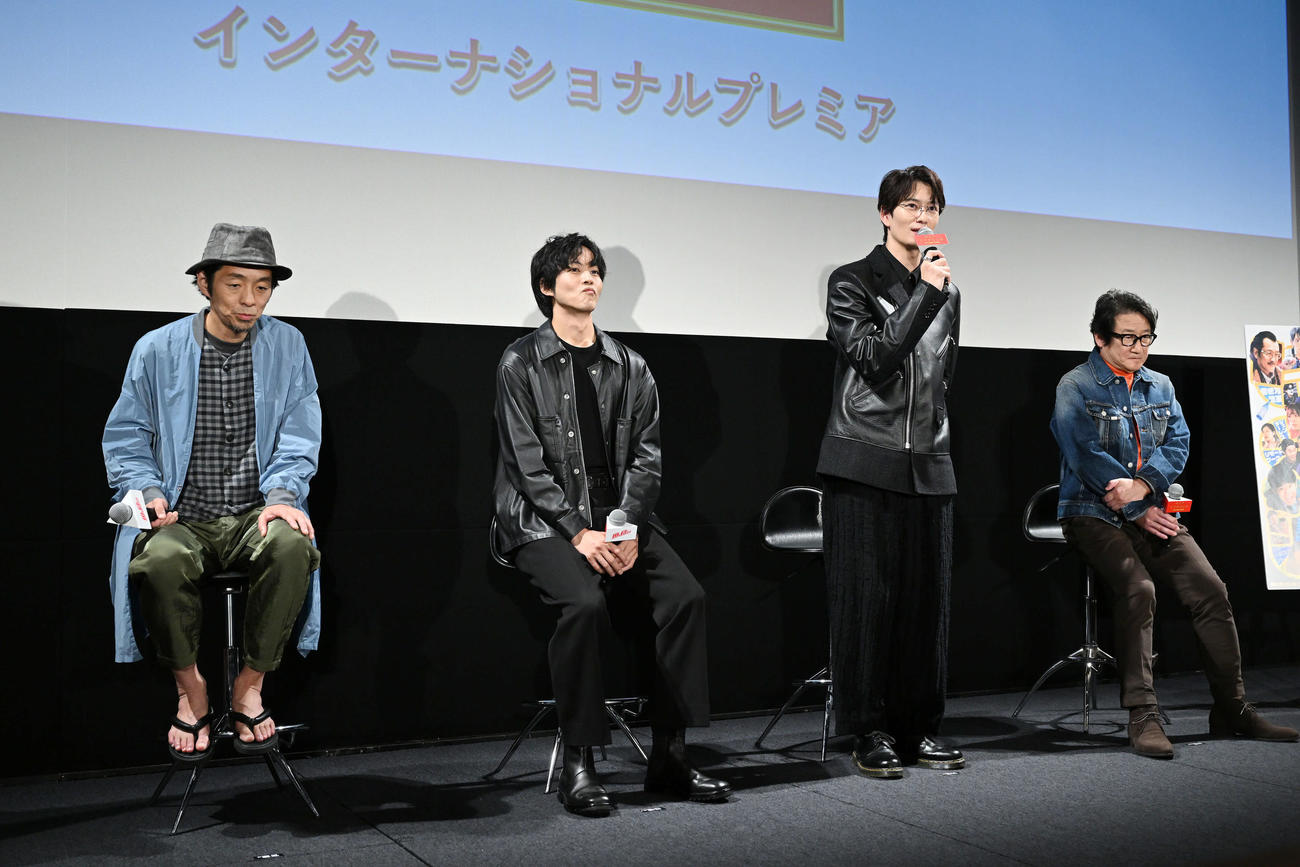 あいさつする岡田将生（左から3人目）。左から宮藤官九郎、松坂桃李、1人おいて水田伸生監督（撮影・滝沢徹郎）