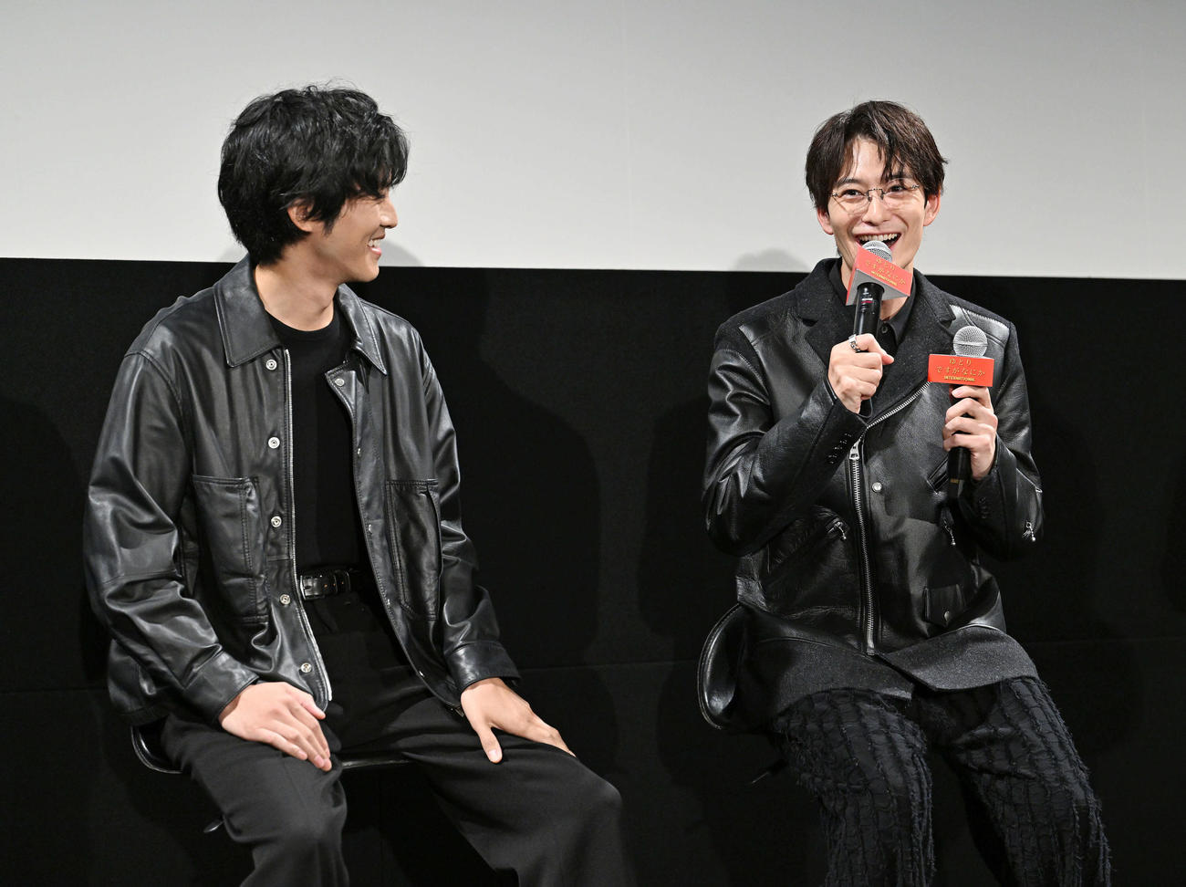 マイクの不調で松坂桃李（左）のマイクを借りてトークする岡田将生（撮影・滝沢徹郎）