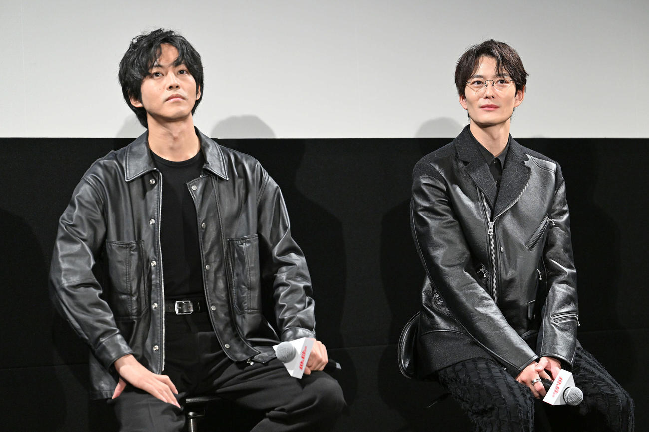 外国人の観客の質問を聞く松坂桃李（左）と岡田将生（撮影・滝沢徹郎）