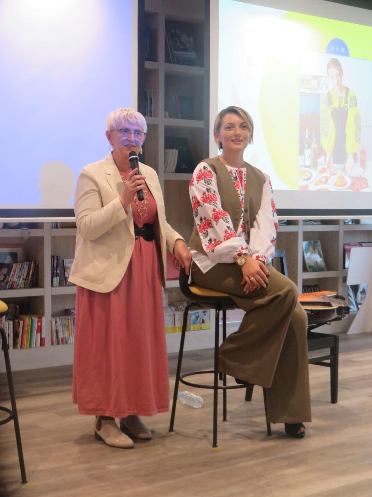 母親のマリヤさん（左）とカテリーナ