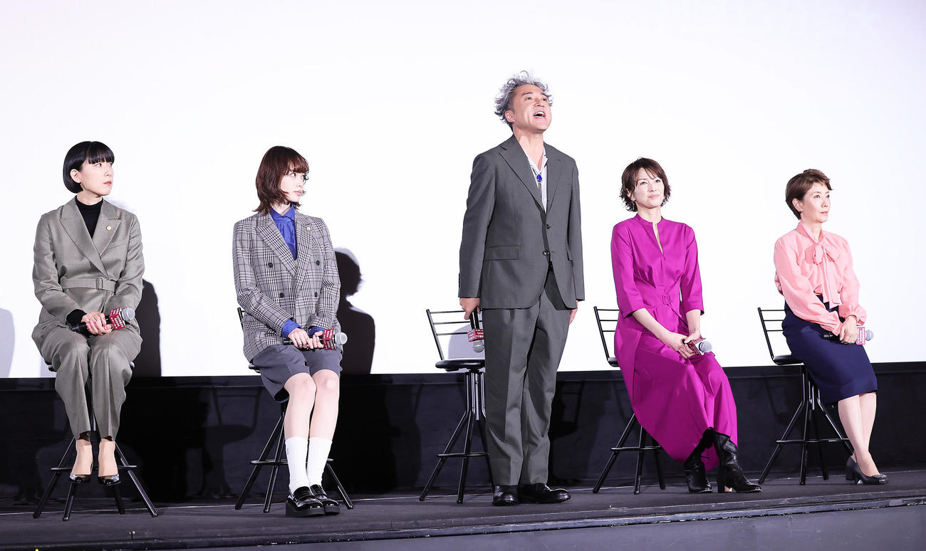 地声で自己紹介するムロツヨシ（中央）。左から江口のりこ、平手友梨奈、1人おいて吉瀬美智子、戸田恵子＝2023年10月9日