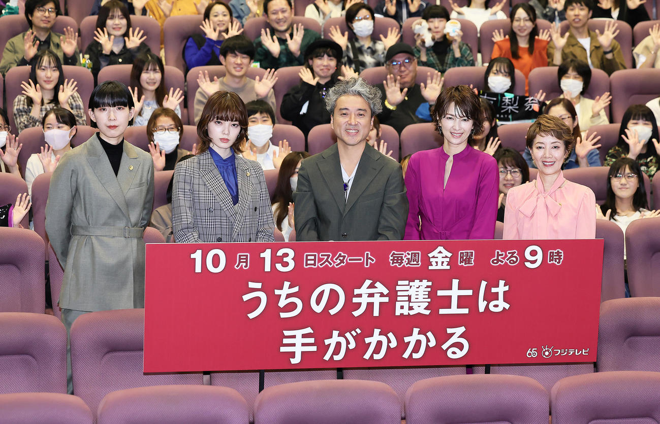 フォトセッションに臨む、左から江口のりこ、平手友梨奈、ムロツヨシ、吉瀬美智子、戸田恵子（撮影・足立雅史）