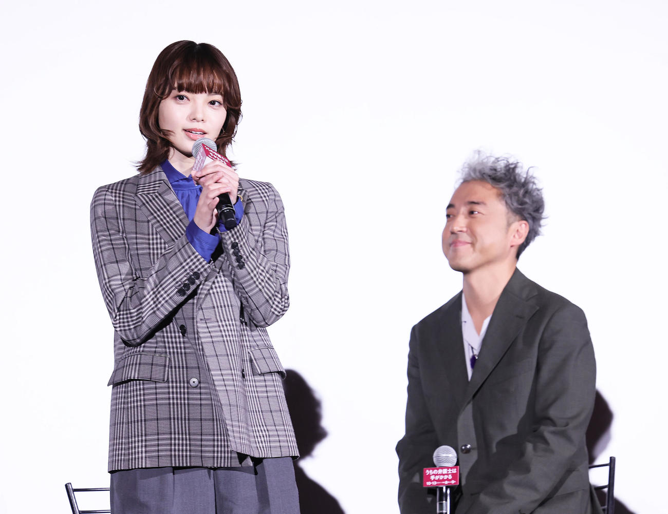 あいさつする平手友梨奈。右はムロツヨシ（撮影・足立雅史）