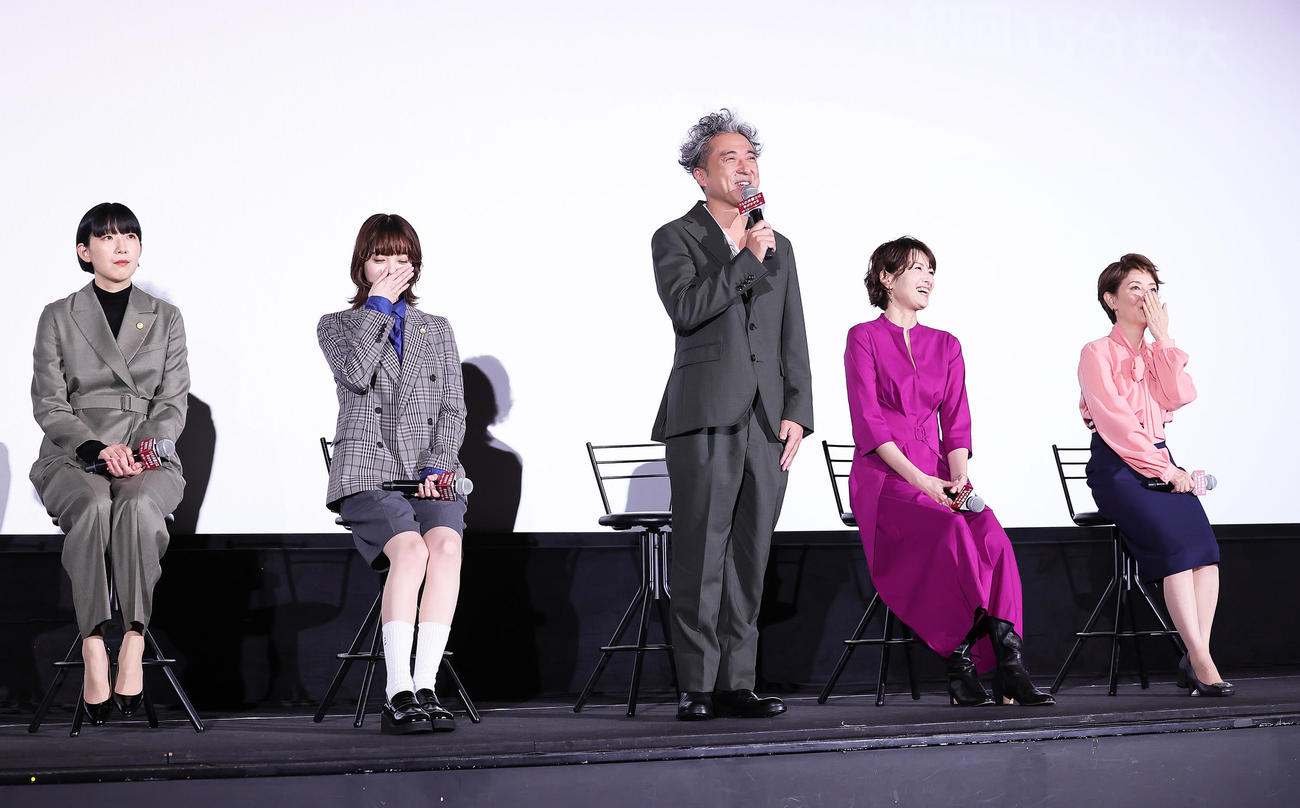 あいさつするムロツヨシ（中央）。左から江口のりこ、平手友梨奈、1人おいて吉瀬美智子、戸田恵子（撮影・足立雅史）