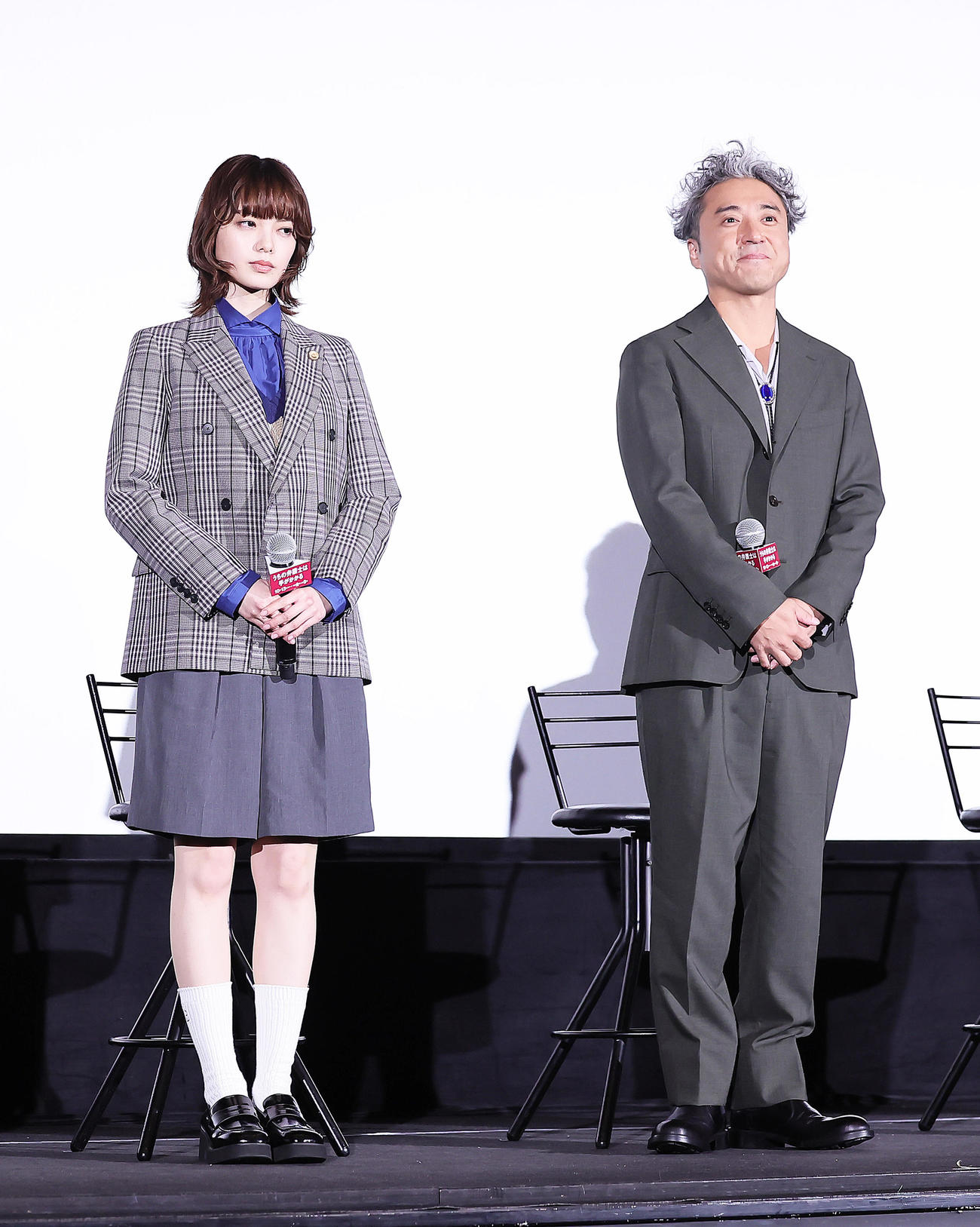 舞台あいさつに登壇した平手友梨奈（左）とムロツヨシ（撮影・足立雅史）