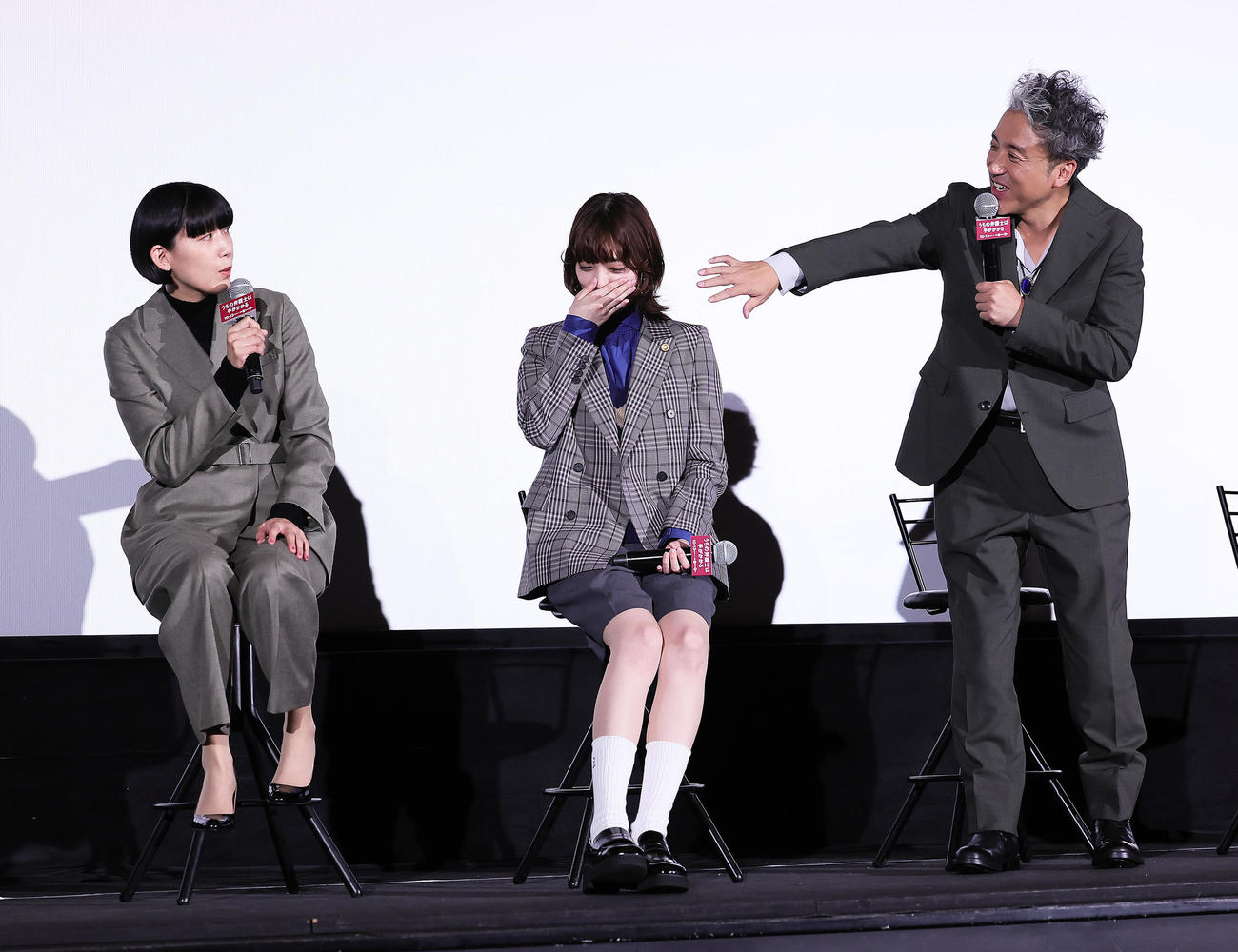 舞台あいさつでトークに盛り上がる、左から江口のりこ、平手友梨奈、ムロツヨシ（撮影・足立雅史）