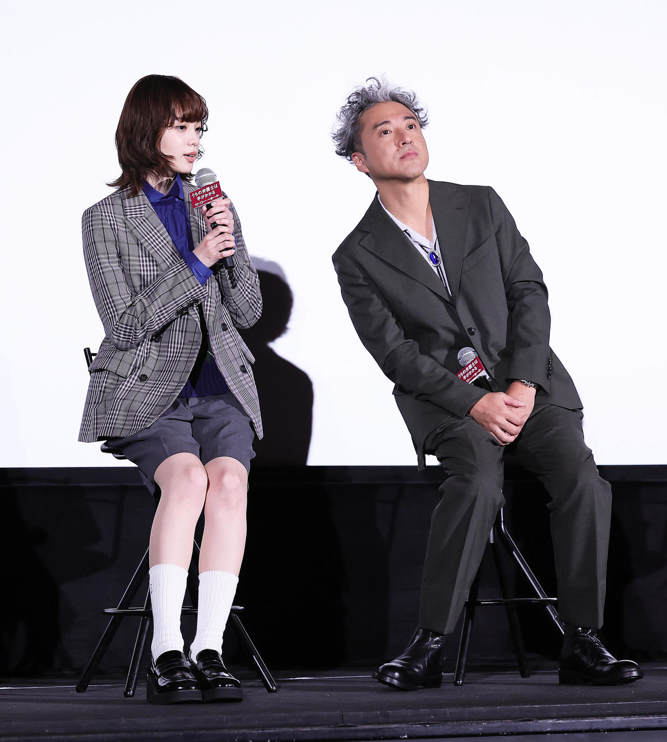 あいさつする平手友梨奈（左）に耳を傾けるムロツヨシ（撮影・足立雅史）