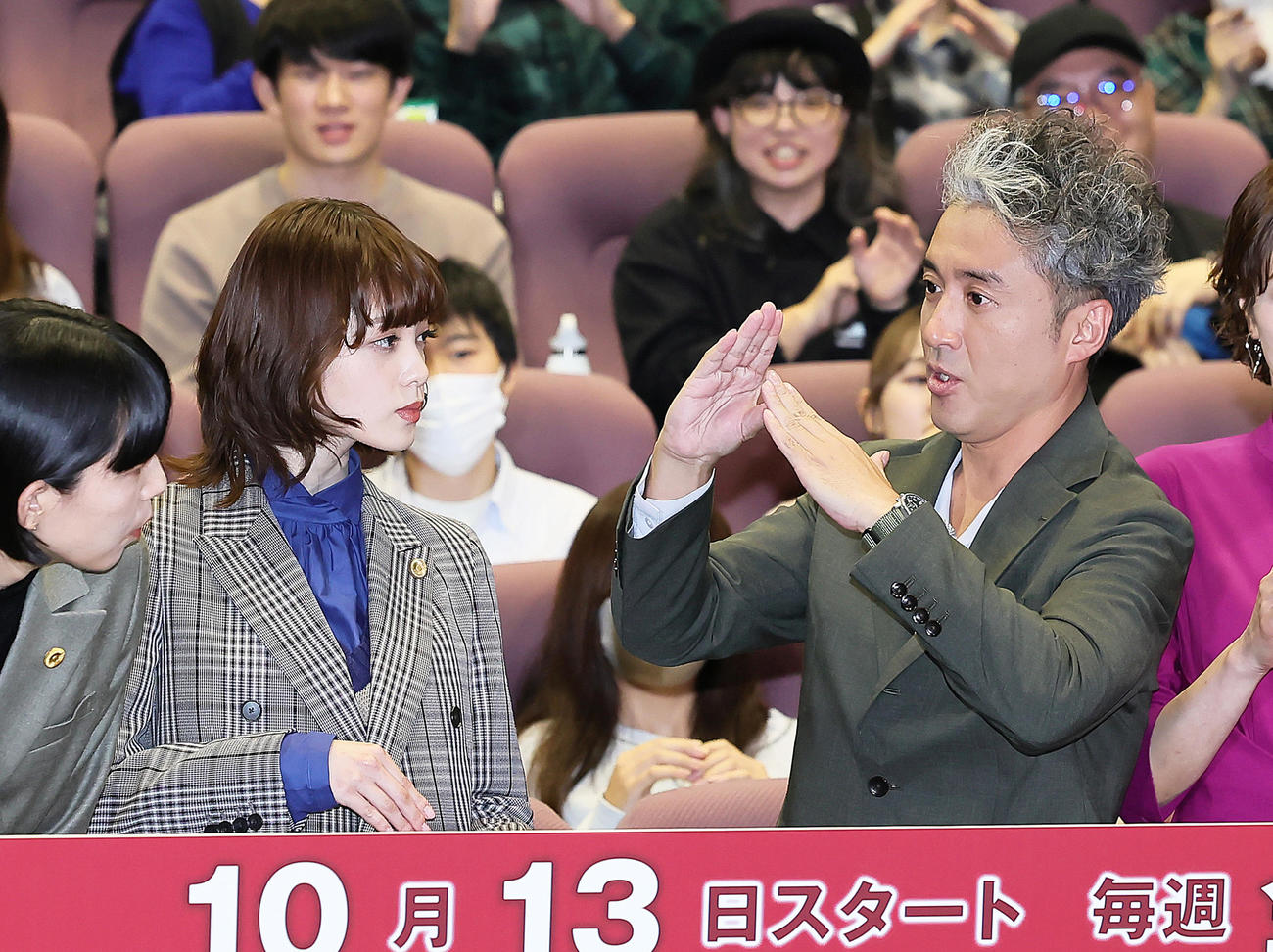 フォトセッションで平手友梨奈（左）にポーズを教えるムロツヨシ（撮影・足立雅史）