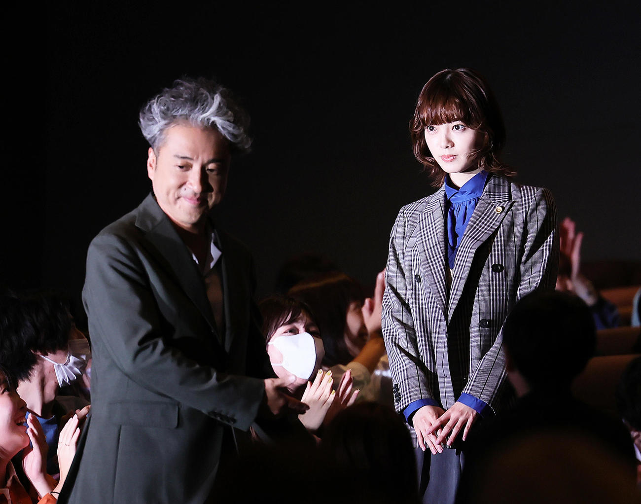 舞台あいさつに登場したムロツヨシ（左）と平手友梨奈（撮影・足立雅史）