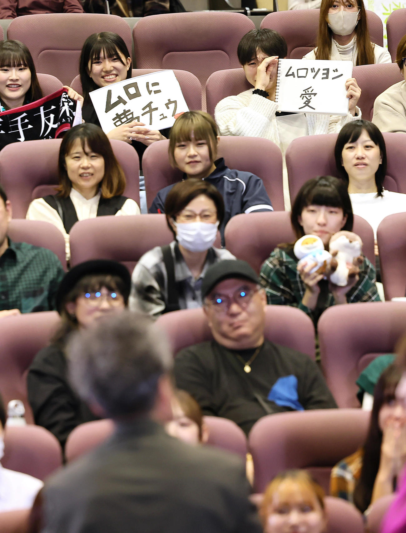 ムロツヨシ（手前）の登場に感極まり涙するファン（撮影・足立雅史）