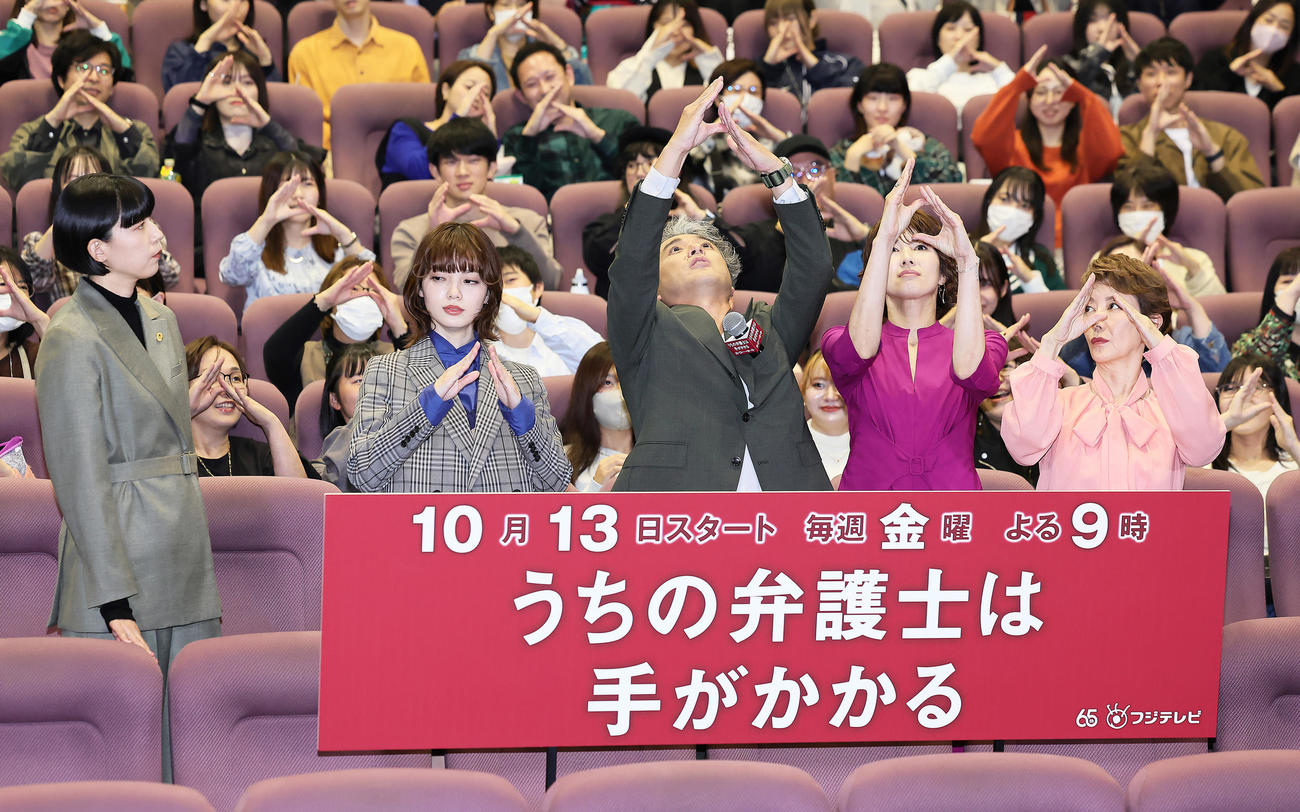 フォトセッションでポーズを指導するムロツヨシ（中央）。左から江口のりこ、平手友梨奈、1人おいて吉瀬美智子、戸田恵子（撮影・足立雅史）