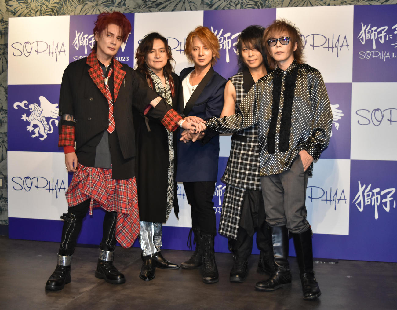 ライブ「獅子に翼V」本番前に意気込みを語るSOPHIA。左から黒柳能生、都啓一、松岡充、赤松芳朋、豊田和貴（撮影・佐々木隆史）
