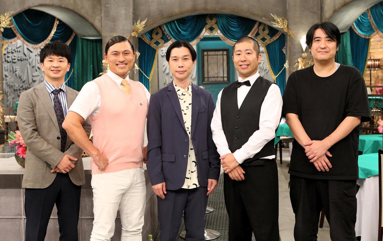 「オドオド×ハラハラ」に出演する、左からオードリーの若林正恭と春日俊彰、ハライチの岩井勇気と澤部佑、演出の佐久間宣行氏（撮影・高橋洋平）