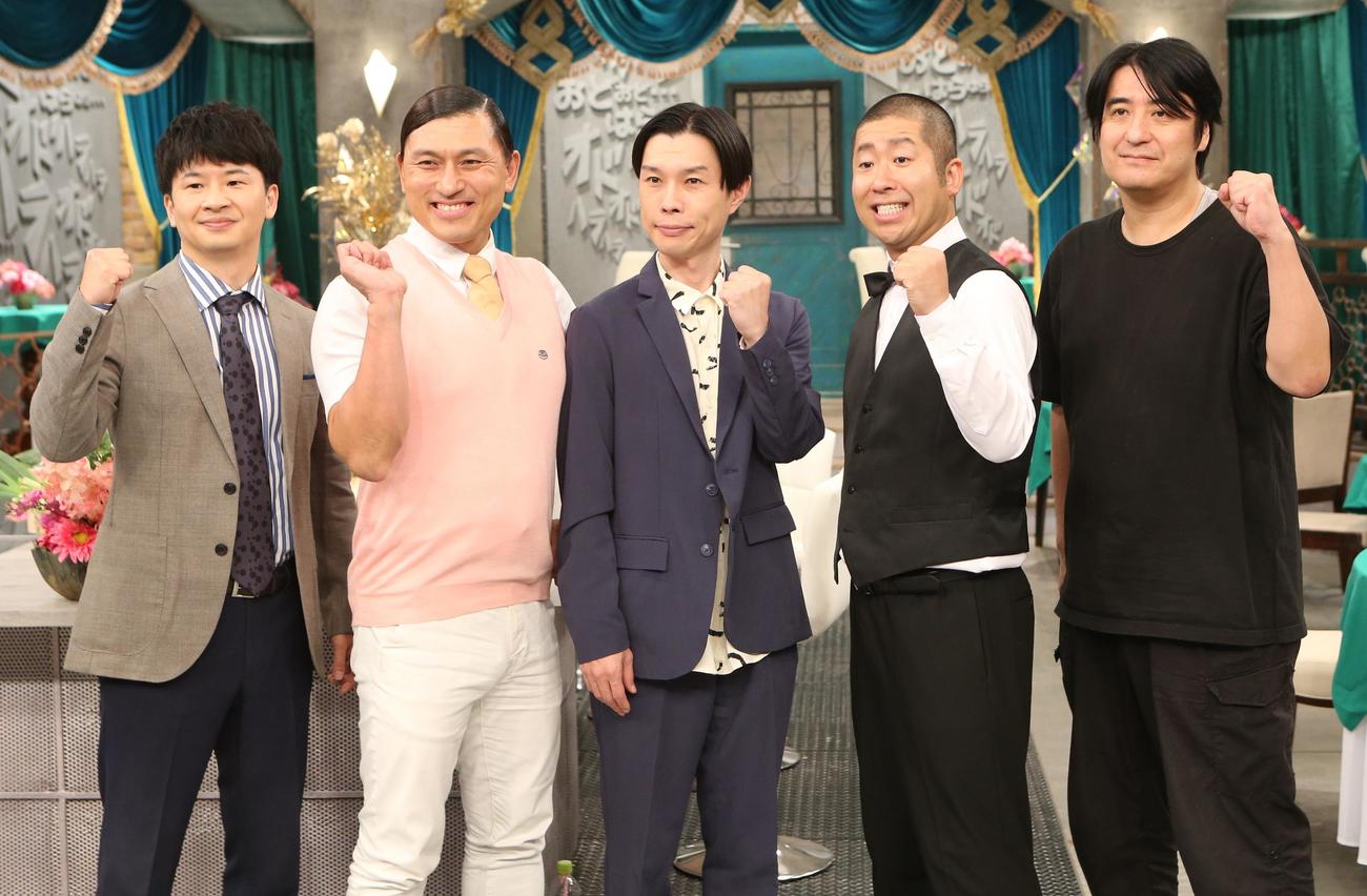 「オドオド×ハラハラ」に出演する、左からオードリーの若林正恭と春日俊彰、ハライチの岩井勇気と澤部佑、演出の佐久間宣行氏（撮影・高橋洋平）