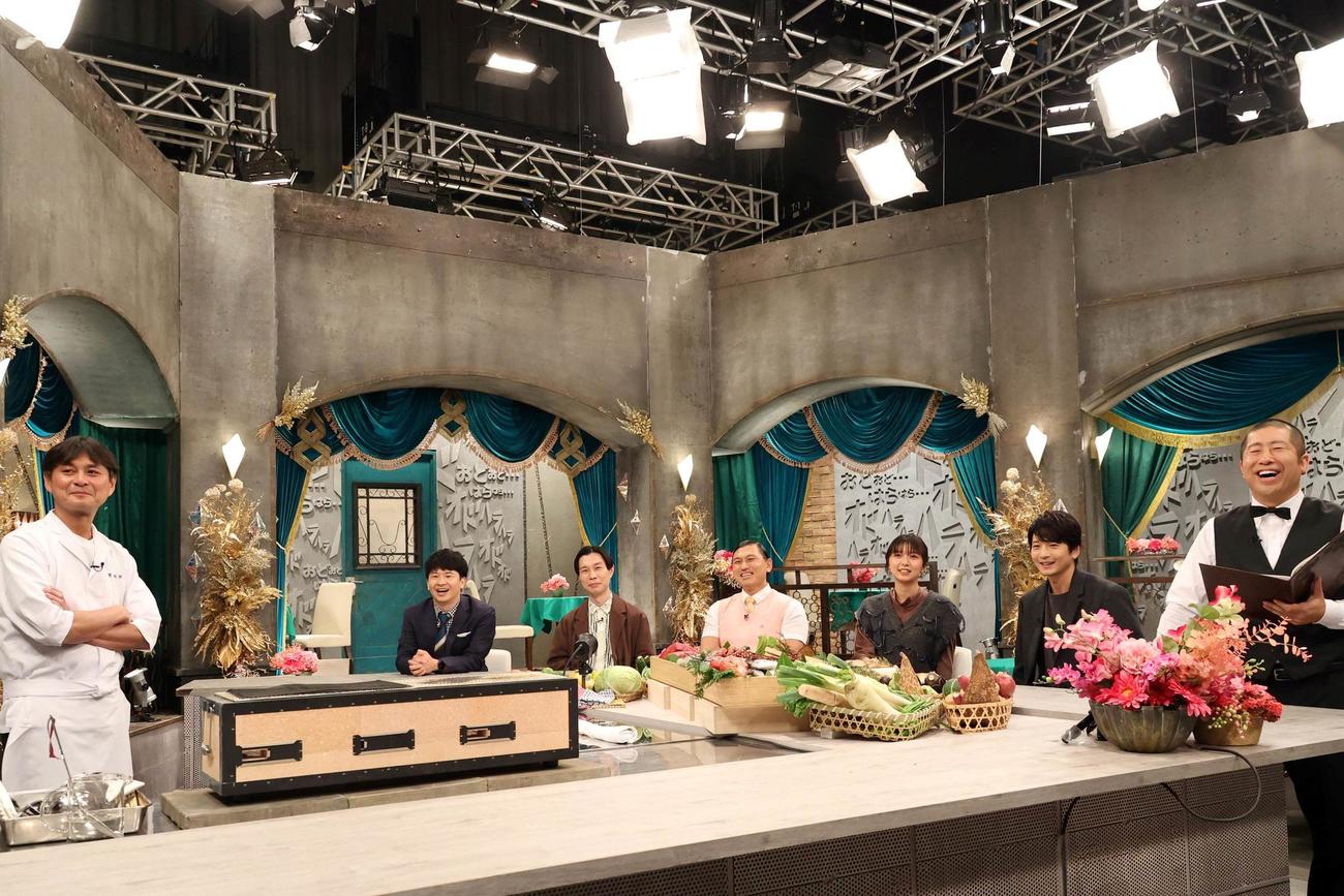 「オドオド×ハラハラ」に出演する、左から笠原将弘シェフ、若林正恭、岩井勇気、春日俊彰、上白石萌歌、向井理、澤部佑（C）フジテレビ