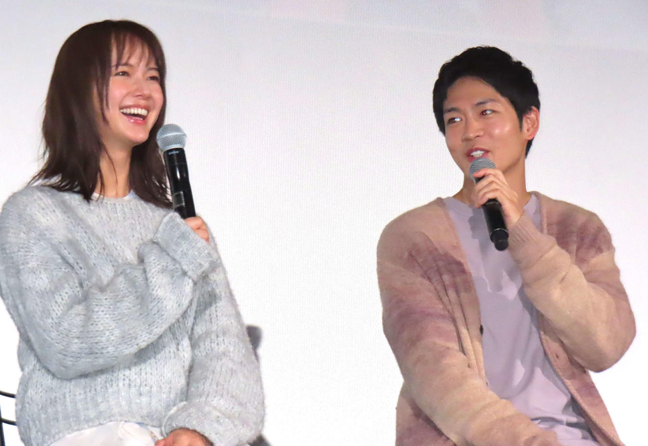 フジテレビ系連続ドラマ「いちばんすきな花」完成披露試写イベントに登壇し、トークする多部未華子（左）と松下洸平