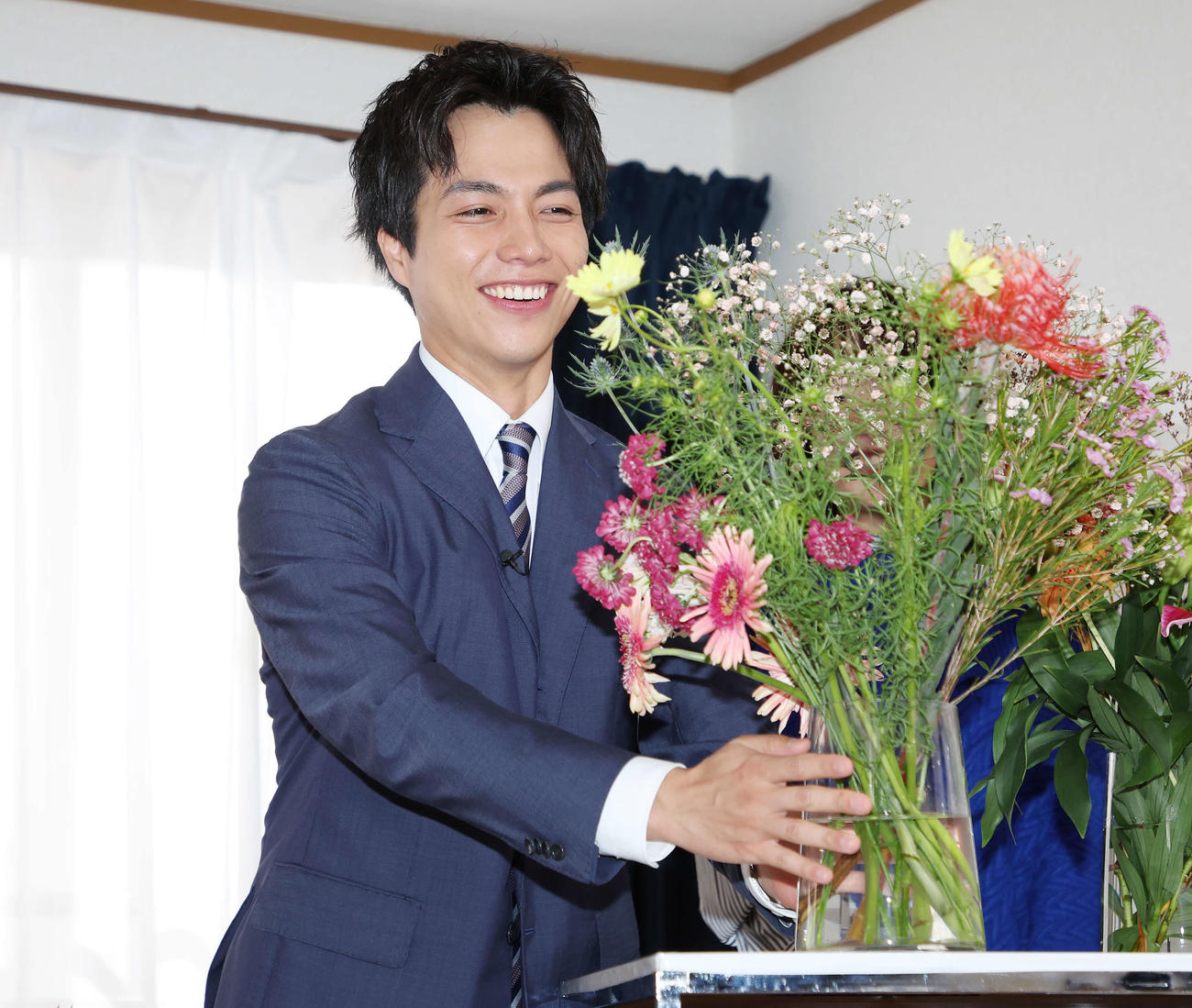 ドラマ「単身花日」取材会で作った瓶花を笑顔で披露する重岡大毅（撮影・宮地輝）
