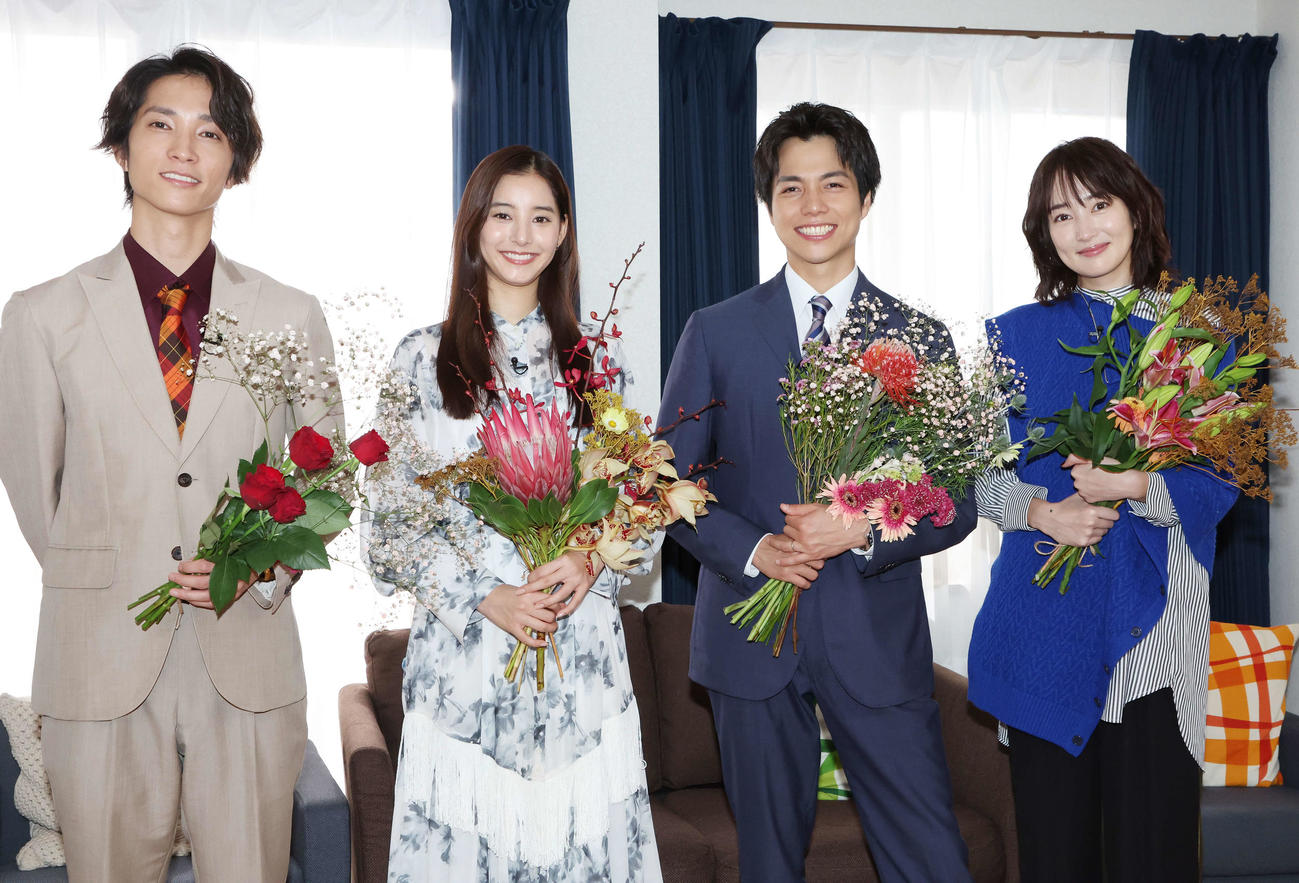 ドラマ「単身花日」取材会で記念撮影する、左から田中樹、新木優子、重岡大毅、高梨臨（撮影・宮地輝）