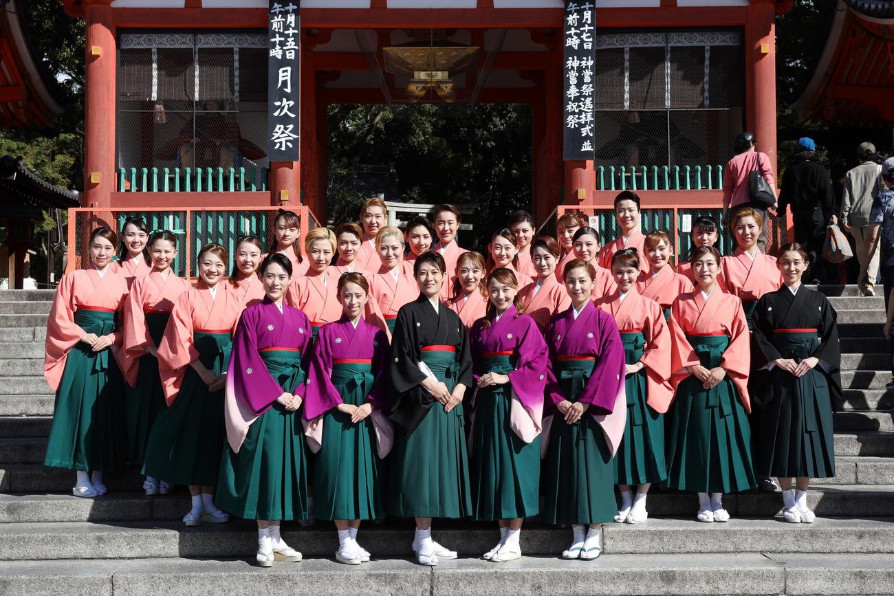 成功祈願を行ったOSK日本歌劇団の（前列左から）翼和希、千咲えみ、楊琳、舞美りら、華月奏ら　　　　　　　　　　　　　　　　　　　
