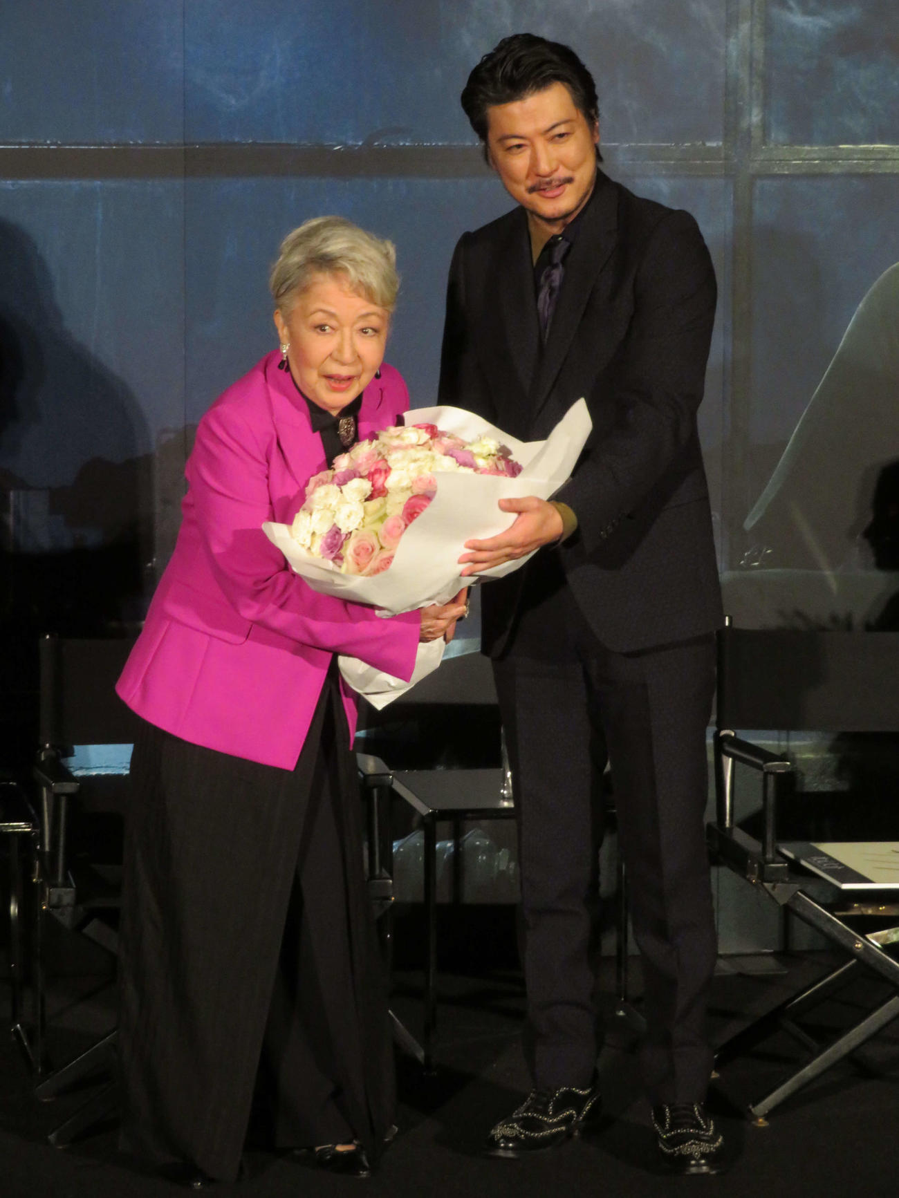 Amazon Originalの映画「次元大介」ワールドプレミアで、玉山鉄二からサプライズで90歳の誕生日を祝う花束を贈られた草笛光子（撮影・村上幸将）