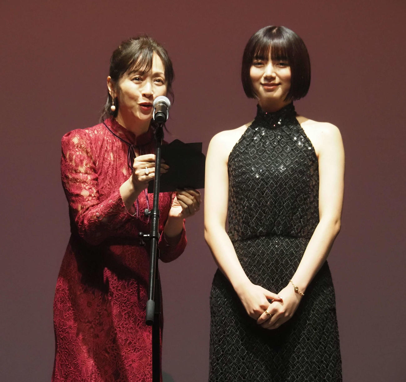 グランプリ受賞者の名前を読み上げる斉藤由貴（左）と池田エライザ（撮影・遠藤尚子）