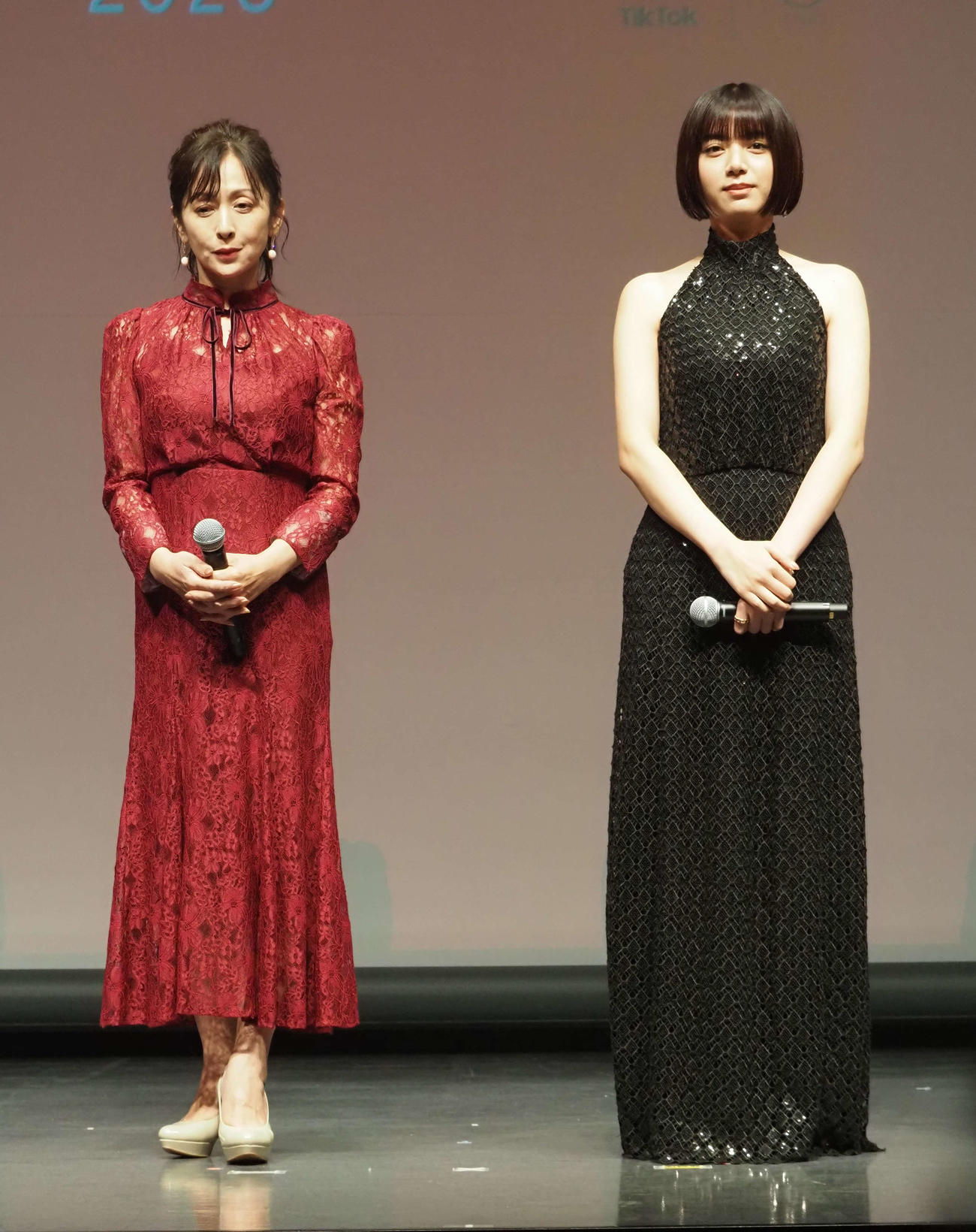「TikTok TOHO Film Festival 2023」授賞式に出席した斉藤由貴（左）と池田エライザ（撮影・遠藤尚子）
