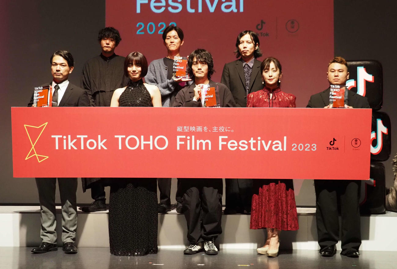 「TikTok TOHO Film Festival 2023」授賞式に出席した、前列左から準グランプリの齋藤博之さん、池田エライザ、グランプリの宮田和弥さん、斉藤由貴、チャレンジ賞NUTS FILMの有山周作さん、後列左から藤井道人監督、アニメ・CG賞の畑野亮さん、TikTokクリエイターしんのすけ（撮影・遠藤尚子）