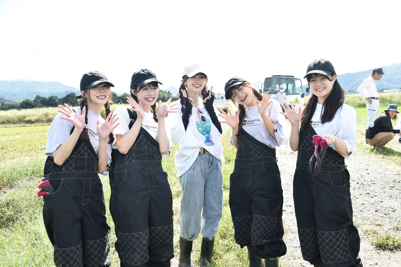 稲刈りを終えてNGT48メンバーと笑顔の井（中央）。左から奈良未遥、小越春花、1人置いて清司麗菜、北村優羽