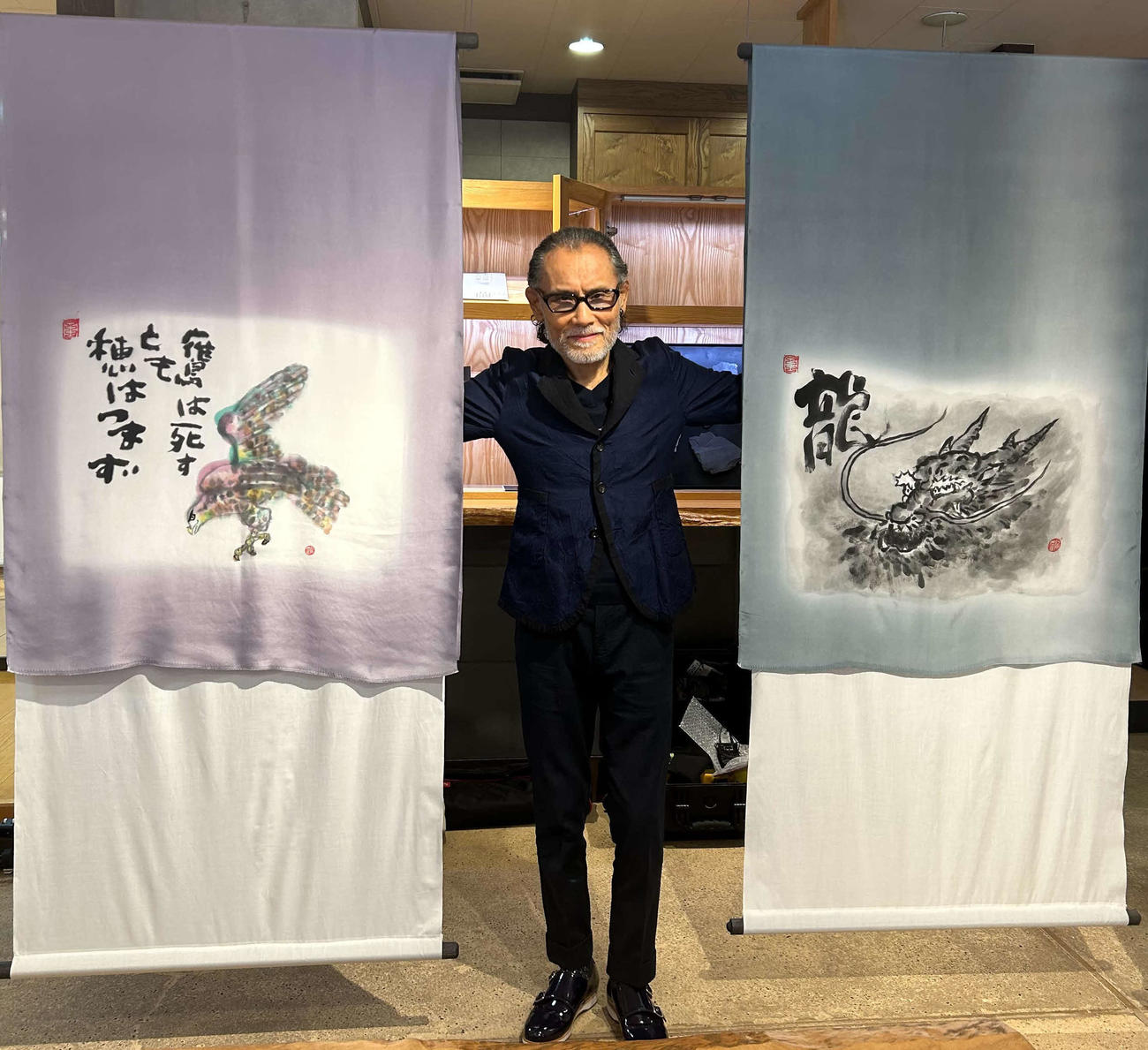 デザインした額裏の特別展示の取材会に出席した片岡鶴太郎（撮影・松尾幸之介）