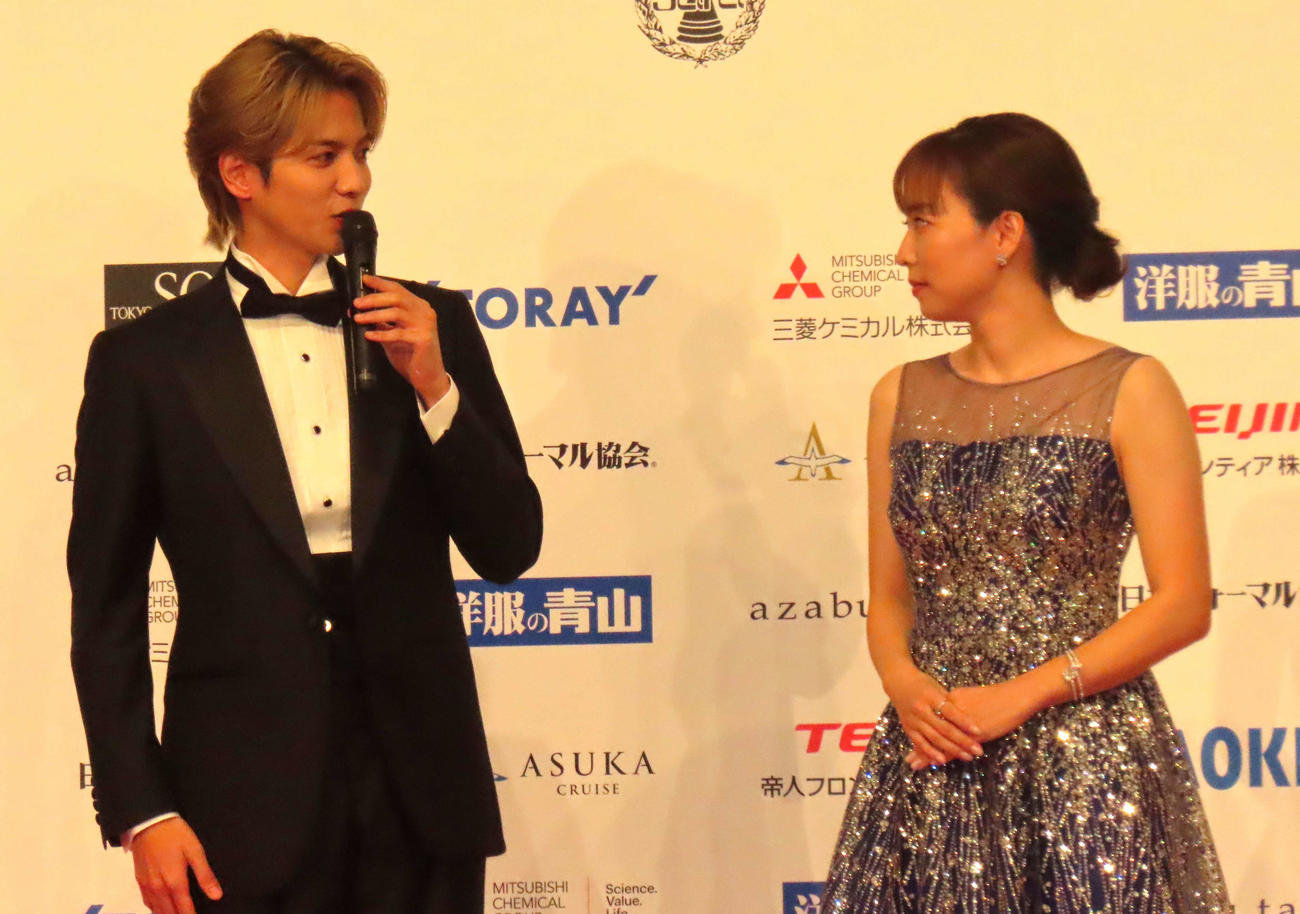 ベストフォーマリスト授賞式に出席した志尊淳（左）と石川佳純さん