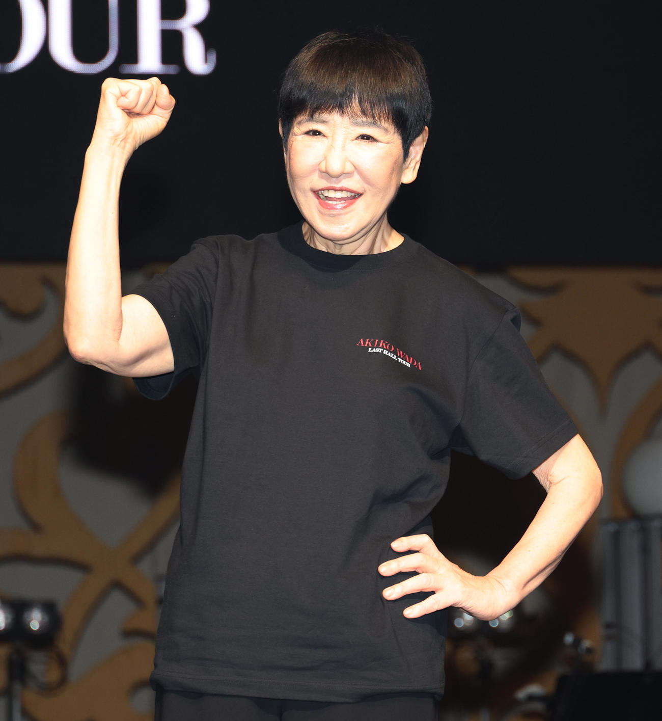 「AKIKO WADA LAST HALL TOUR」リハーサルを公開し記念撮影する和田アキ子（撮影・中島郁夫）