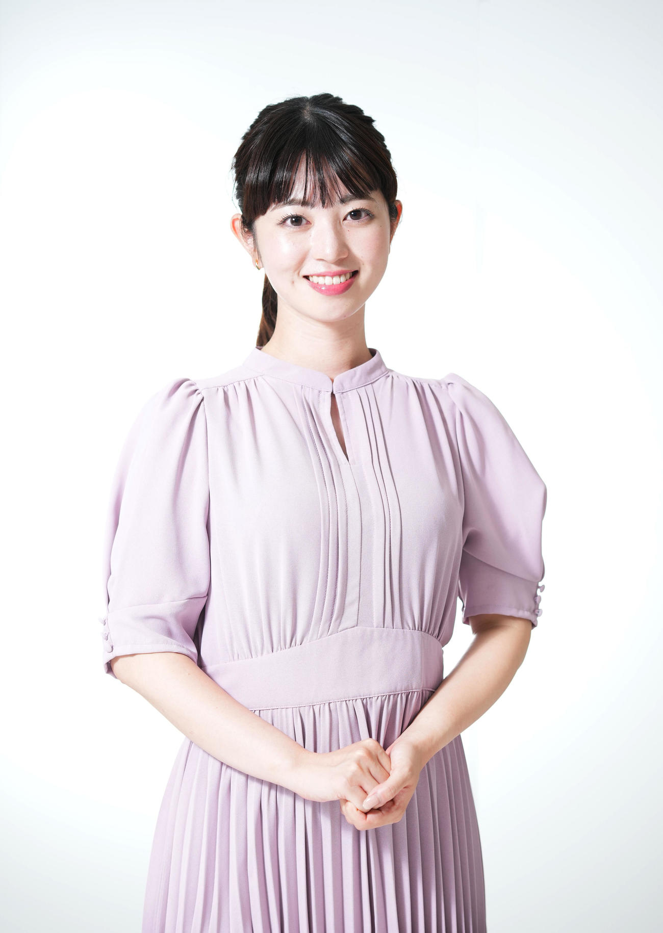 深夜1時近くの撮影にもかかわらず、すてきな笑顔を見せる中根舞美アナウンサー（撮影・菅敏）