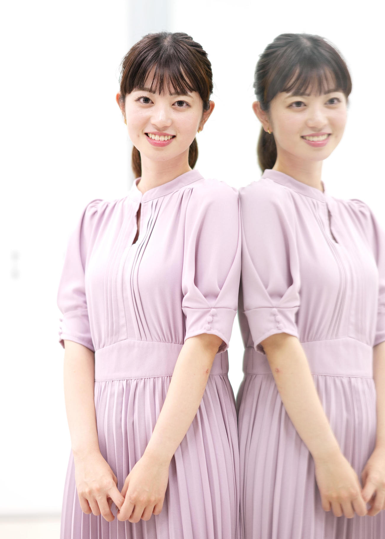 深夜1時ごろの撮影にもかかわらず、すてきな笑顔を見せる中根舞美アナウンサー（撮影・菅敏）
