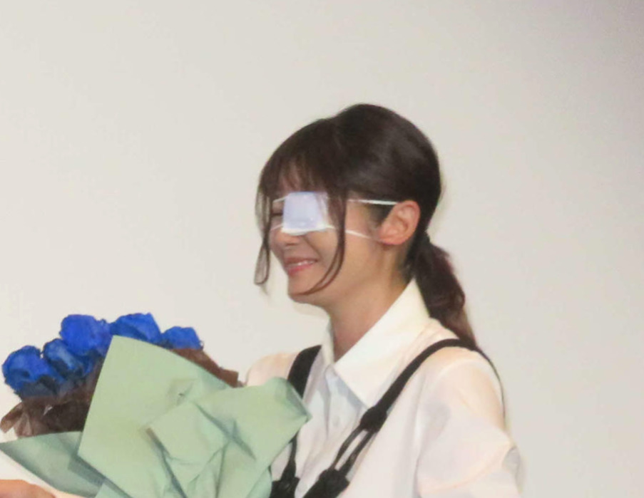 7日、眼帯をして舞台あいさつに臨んだ真木よう子