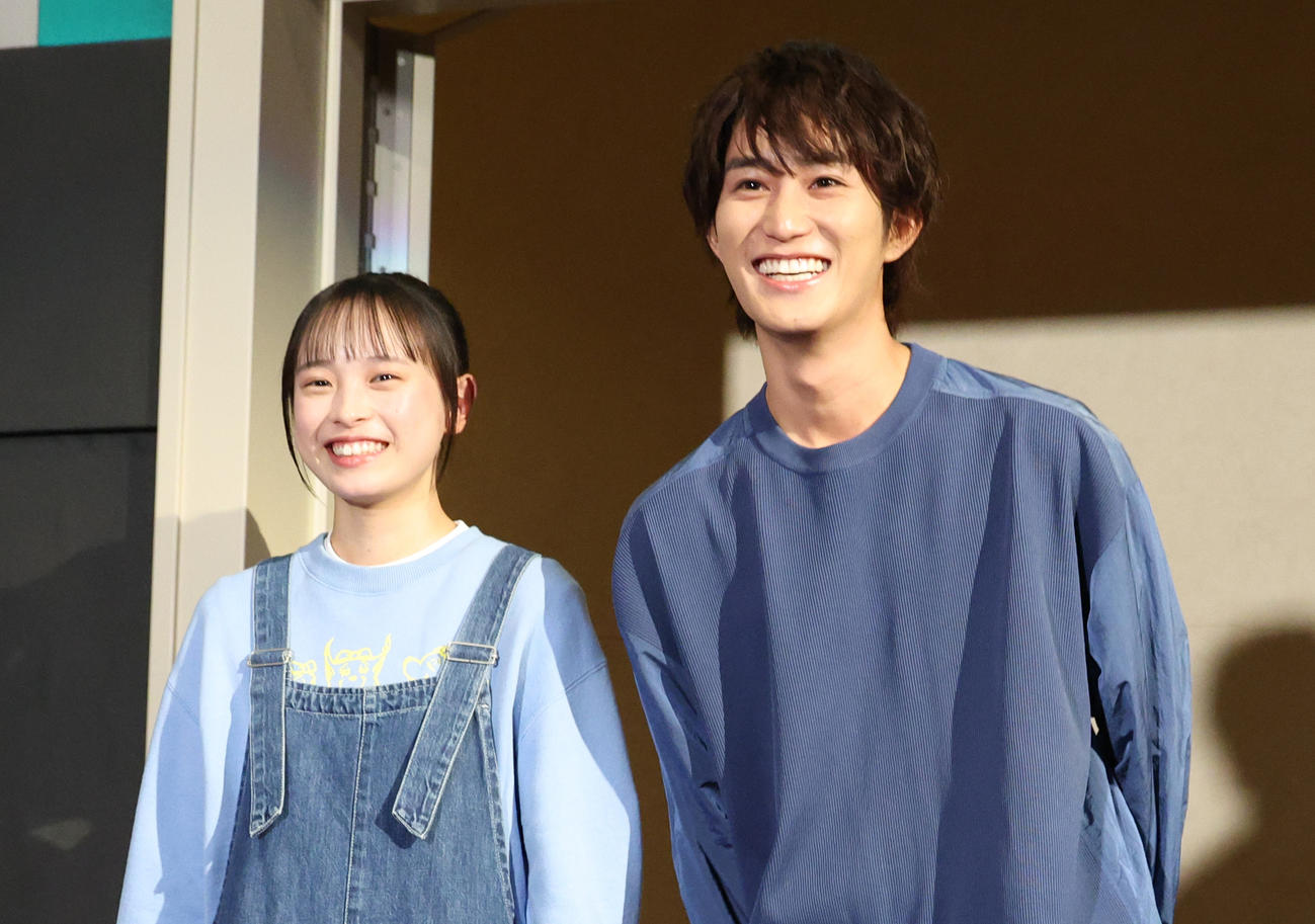 ドラマ「Maybe　恋が聴こえる」試写会舞台あいさつで入場する橋本涼（右）と大和奈央（撮影・中島郁夫）
