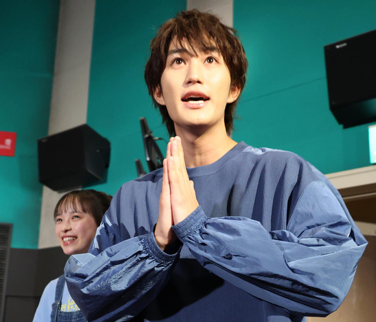 ドラマ「Maybe　恋が聴こえる」試写会舞台あいさつで入場する橋本涼（右）と大和奈央（撮影・中島郁夫）